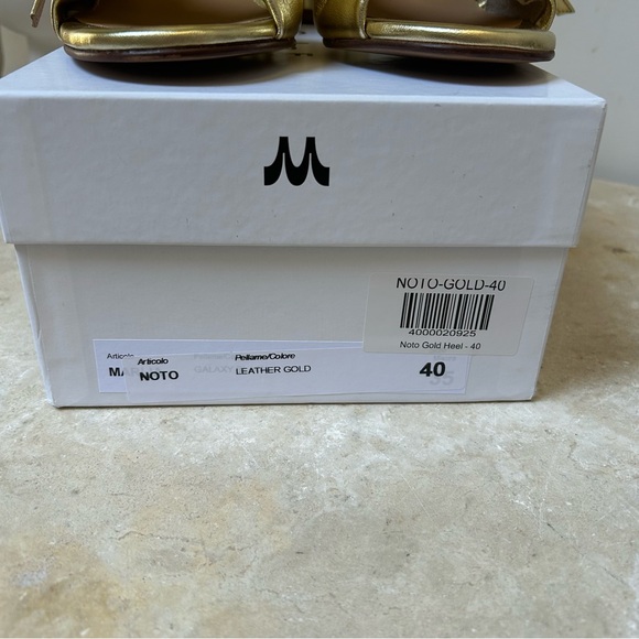 Elegant Gold Women's Sandals - Picture 6 of 13